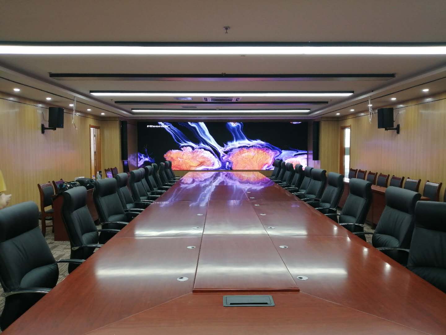 濰坊某事業(yè)單位音、視頻會(huì)議集成項(xiàng)目完工，會(huì)議辦公、音響系統(tǒng)、1.2小間距顯示系統(tǒng)完美融合